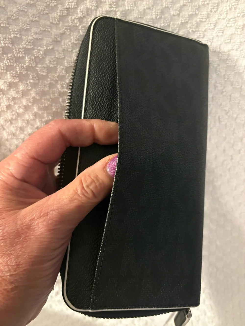 Wallet-The Michael Kors Men's Tech ZIP Around Black Leather wallet